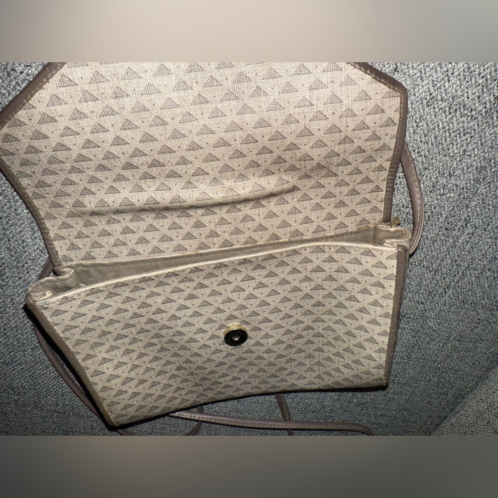Geometric Patterned Clutch - Picture 4 of 13